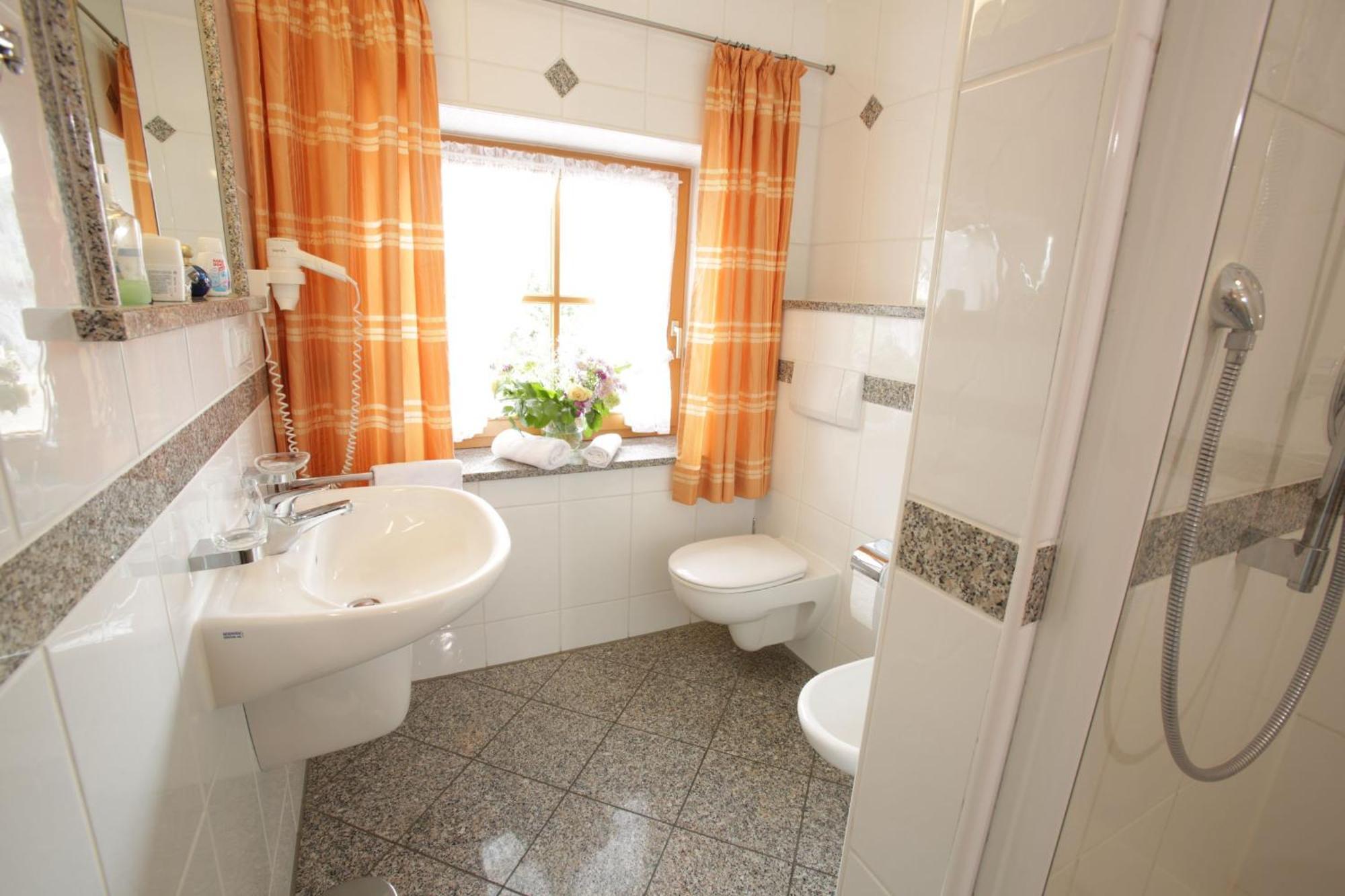 Lindlweberhof Hotel Розенхайм Екстериор снимка